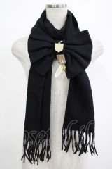 Amavel / プレート付きリボンストール  ブラック H-25-12-12-1074-CA-ZA-NS-ZH