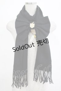 Amavel / プレート付きリボンストール  ブラック H-25-12-12-1074-CA-ZA-NS-ZH