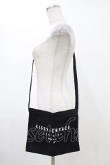 KRY CLOTHING / プリントサコッシュ  黒 H-25-12-12-014-EL-BG-KB-ZH