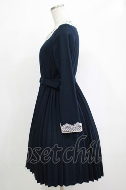 画像2: Fi.n.t / レース衿アコーディオンプリーツワンピース Free ネイビー H-25-12-19-030-CA-OP-NS-ZH