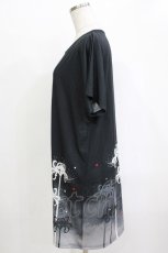 画像2: curiosite / 彼岸花Tシャツワンピース  ブラック H-25-12-24-1045-EL-OP-KB-ZT246 (2)