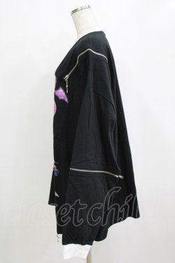 画像2: Amilige / 檀上大空コラボイラスト肩ZIPロングTシャツ「I'm a devil now!」  ブラック H-26-01-21-055-PU-TO-KB-ZH