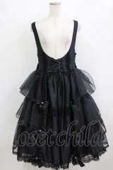 metamorphose / 【プラスサイズ】Mellifluous フロントあきフリルジャンパースカート プラスサイズ ブラック H-26-02-05-1016-ME-OP-NS-ZH