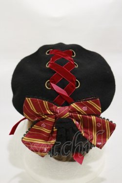 画像1: ATELIER PIERROT / ハリー・ポッター リボンブローチ付きレースアップベレー帽  グリフィンドール（レッド） H-26-02-13-013-EL-AC-KB-ZH