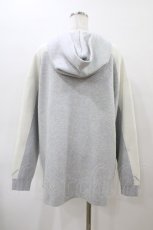 画像2: ぽっぷこーんミュージアム / イラストレーターの界さけ様がデザイン『鏡合わせのニットカーディガン』 Free グレー H-26-03-09-069-LO-TO-NS-ZH (2)