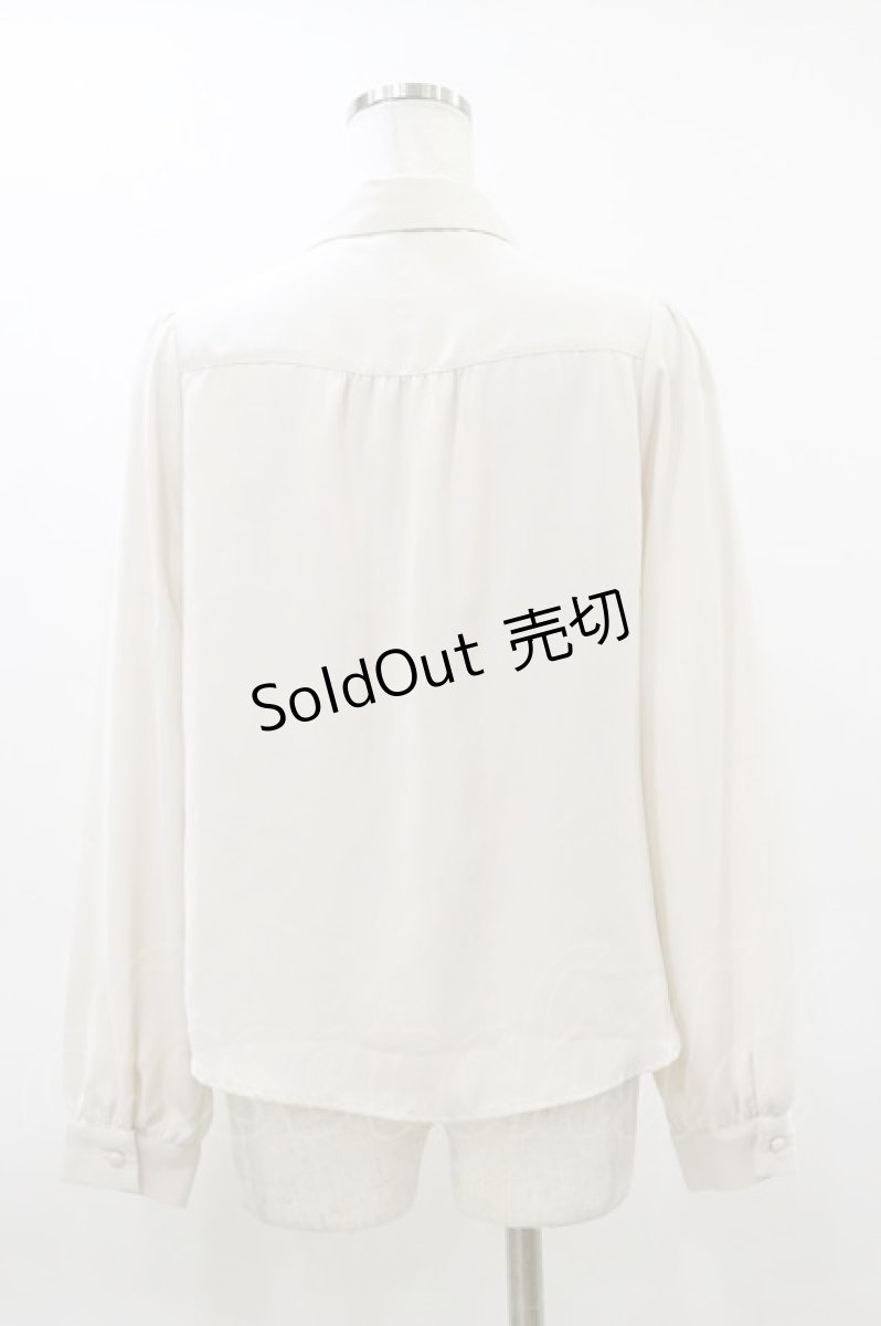 画像2: Fi.n.t / リボンタイ付きロゴ刺繍衿長袖ブラウス Free BEIGE× RED H-26-03-12-035-CA-BL-NS-ZH (2)