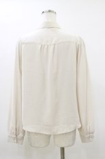 画像2: Fi.n.t / リボンタイ付きロゴ刺繍衿長袖ブラウス Free BEIGE× RED H-26-03-12-035-CA-BL-NS-ZH (2)