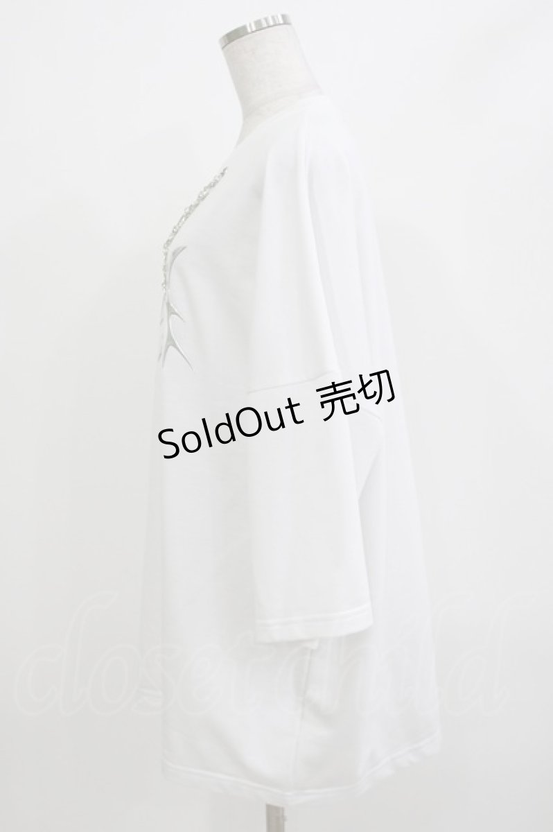画像2: REFLEM / チェーン付きTPUメタリックロゴスウェットTシャツ  ホワイト H-26-04-14-066-PU-TO-KB-ZH (2)