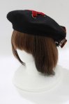 画像2: ATELIER PIERROT / ハリー・ポッター リボンブローチ付きレースアップベレー帽  グリフィンドール（レッド） H-26-04-20-076-EL-AC-KB-ZH (2)
