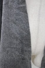 画像2: Jane Marple / ロゴエンブロイダリーのストール  グレー H-26-04-26-1001-JM-ZA-KB-ZH (2)