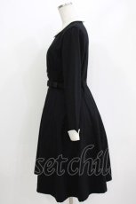 画像2: Fi.n.t / ベルト付きクレリック衿ワンピース Free ブラック H-26-04-26-017-CA-OP-NS-ZH (2)