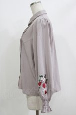 画像2: axes femme / ベリー刺繍ブラウス Free ラベンダー H-26-05-16-041-AX-BL-NS-ZH (2)