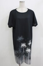 画像1: curiosite / 彼岸花Tシャツワンピース  ブラック H-26-05-23-038-LO-OP-KB-ZH (1)