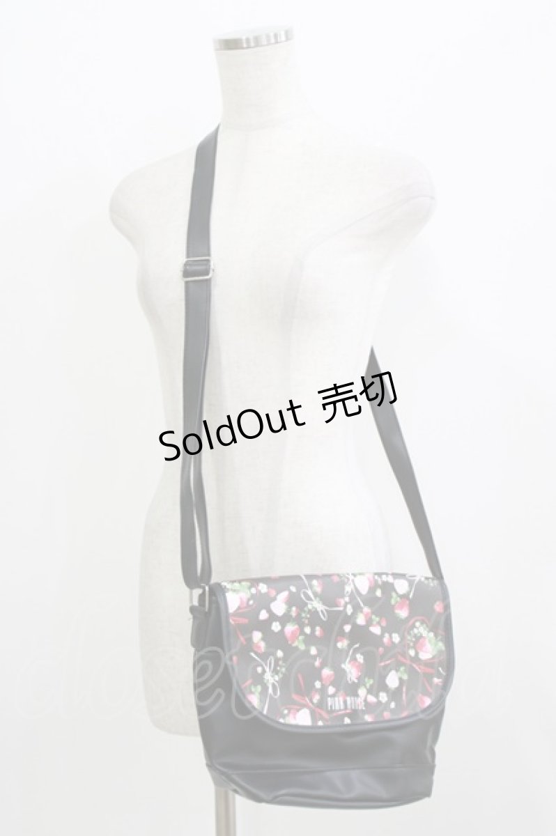 画像1: PINK HOUSE / メリーストロベリー柄ショルダーバッグ 縦20×横28×マチ11.5cm ブラック H-26-05-26-061-LO-BG-NS-ZH (1)