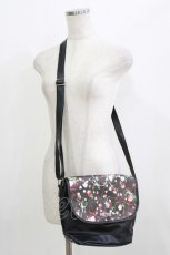 画像1: PINK HOUSE / メリーストロベリー柄ショルダーバッグ 縦20×横28×マチ11.5cm ブラック H-26-05-26-061-LO-BG-NS-ZH (1)
