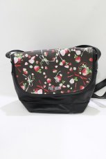 画像2: PINK HOUSE / メリーストロベリー柄ショルダーバッグ 縦20×横28×マチ11.5cm ブラック H-26-05-26-061-LO-BG-NS-ZH (2)
