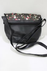 画像3: PINK HOUSE / メリーストロベリー柄ショルダーバッグ 縦20×横28×マチ11.5cm ブラック H-26-05-26-061-LO-BG-NS-ZH (3)