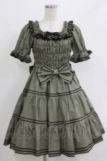 画像1: metamorphose / シャーリングティアードセーラーワンピース 1 カーキ/黒 H-26-06-03-004-ME-OP-NS-ZH (1)