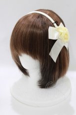 画像1: Innocent World / サテン地のローズカチューシャ  アイボリー H-26-06-05-1078-IW-AC-NS-ZH (1)