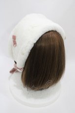 画像2: Emily Temple cute / プチリボンパールファーイヤーマフ  オフホワイト H-26-06-06-002-ET-AC-KB-ZH (2)