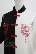 画像4: LISTEN FLAVOR / ドラゴン刺繍ショルダージップチャイナシャツ FREE 白×黒 H-26-06-29-1035-PU-BL-AK-ZH (4)