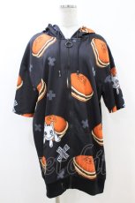 画像1: NieR Clothing / 総柄ZIP半袖パーカー  黒×どら焼き H-26-07-02-050-PU-TO-KB-ZH (1)