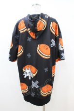 画像2: NieR Clothing / 総柄ZIP半袖パーカー  黒×どら焼き H-26-07-02-050-PU-TO-KB-ZH (2)