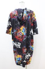 画像2: NieR Clothing / 総柄ZIP半袖パーカー  黒 H-26-07-02-052-PU-TO-KB-ZH (2)