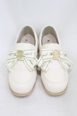 画像1: Amavel / シーリングチャーム付ローヒールローファー L/24cm~24.5cm アイボリー H-26-07-02-1001-CA-SH-NS-ZH (1)