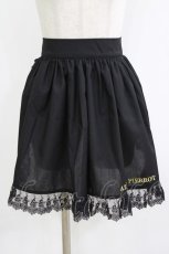 画像1: ATELIER PIERROT / ロゴ刺繍入りレースエプロン  黒 H-26-07-06-1076-EL-ZA-AK-ZH (1)
