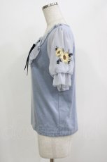 画像2: axes femme POETIQUE / ヒマワリ刺繍フリルカットプルオーバー M ブルー H-26-07-25-1066-AX-TO-NS-ZH (2)