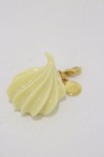 画像1: Q-pot. / ワンホイップクリームチャーム  アイボリー H-26-07-26-1023-QP-ZA-AK-ZH (1)