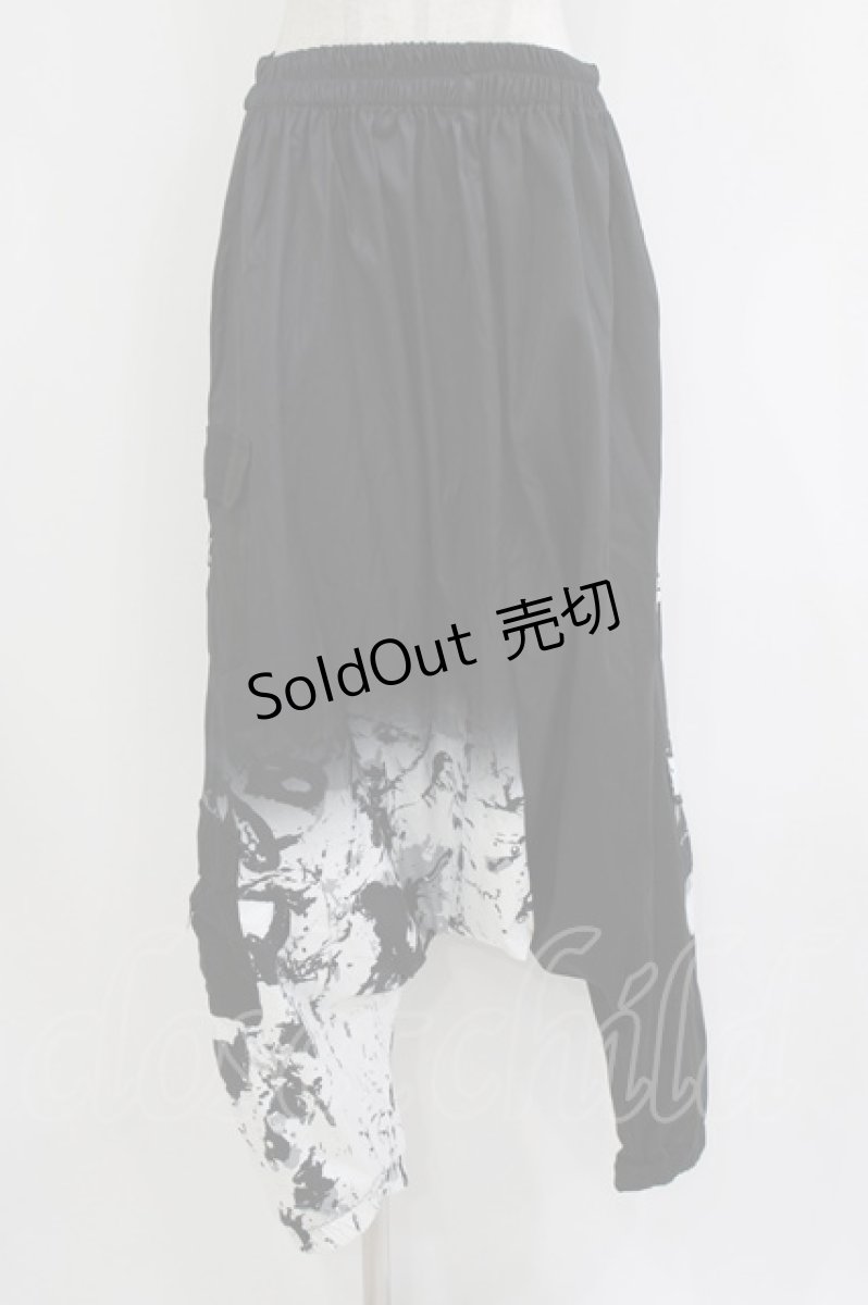 画像1: NieR Clothing / プリント切替サルエルパンツ F 黒 H-26-08-05-1008-PU-PA-AK-ZH (1)