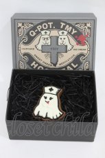 画像1: Q-pot. / Nurse Ghost Sugar Cookieブローチ  白 H-26-08-20-011-QP-ZA-AK-ZH (1)