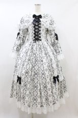 画像1: metamorphose / 【プラスサイズ】クラウンクロス ケープ付ロングドレス プラスサイズ 白 H-26-08-22-1014-ME-OP-NS-ZH (1)