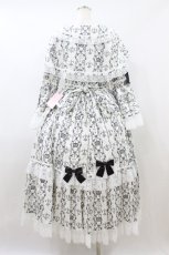 画像2: metamorphose / 【プラスサイズ】クラウンクロス ケープ付ロングドレス プラスサイズ 白 H-26-08-22-1014-ME-OP-NS-ZH (2)