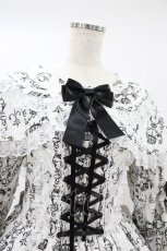 画像4: metamorphose / 【プラスサイズ】クラウンクロス ケープ付ロングドレス プラスサイズ 白 H-26-08-22-1014-ME-OP-NS-ZH (4)