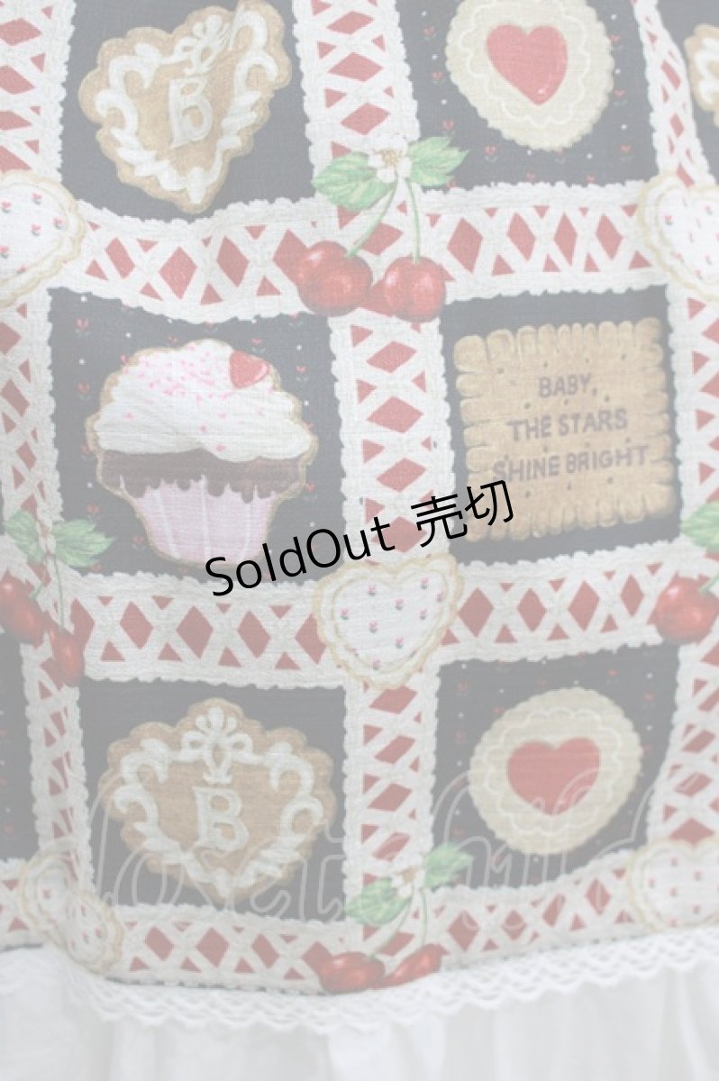 画像4: BABY,THE STARS SHINE BRIGHT / La Patisserie〜Mon peche mignon〜柄エプロンジャンパースカート Free ブラック H-26-09-03-056-BA-OP-NS-ZH (4)