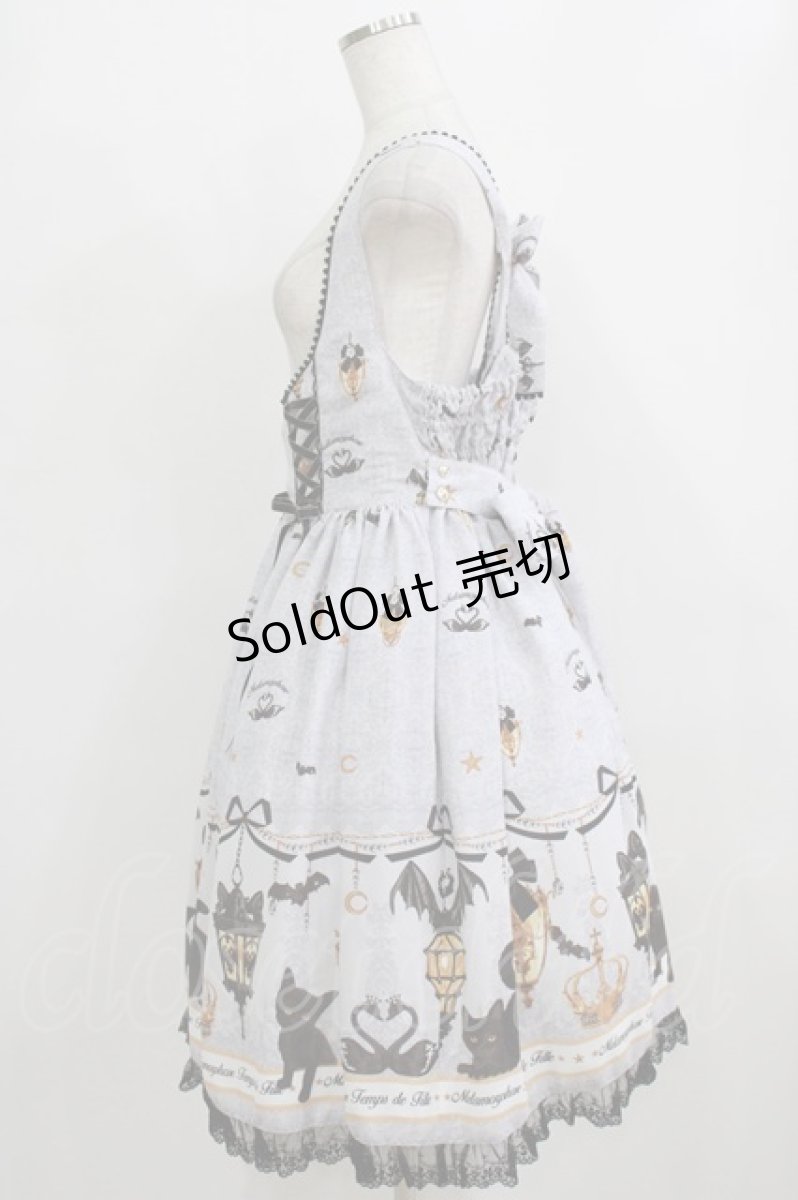 画像2: metamorphose / 【プラスサイズ】まいごの子猫と魔法のランタン フロントあきダブルレースアップジャンパースカート プラスサイズ グレー H-26-09-10-1030-ME-OP-NS-ZH (2)