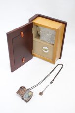 画像2: Q-pot. / スイートウィンターストーリーブックネックレス/オルゴールBOX  ゴールド H-26-09-14-1005-QP-AC-NS-ZH (2)