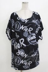画像1: NieR Clothing / プリント半袖CUTSEW  黒 H-26-09-21-042-PU-TO-AK-ZH (1)