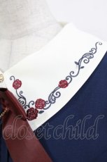 画像4: axes femme / リボンブローチ薔薇刺繍ワンピース M ネイビー H-26-09-27-1002-AX-OP-NS-ZH (4)