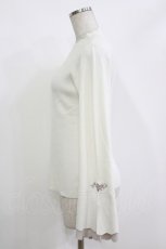 画像2: axes femme / ローズ刺繍フレア袖配色ニット Free 白 H-26-10-03-048-AX-TO-NS-ZH (2)