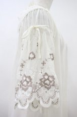 画像3: axes femme / 袖刺繍シャーリングブラウス Free 白 H-26-10-09-1038-AX-BL-NS-ZH (3)