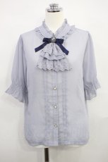 画像1: axes femme / カメオ×ジャボブローチ付ブラウス Free ブルー H-26-10-10-022-AX-BL-OW-ZH (1)