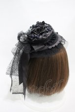 画像2: Atelier Beatrice / コサージュミニハット付きカチューシャ  黒 H-26-10-11-1012-GO-AC-AK-ZH (2)