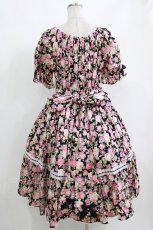 画像3: metamorphose / 【プラスサイズ】はしごレースリボン花柄半袖ワンピース プラスサイズ ブラック H-26-10-12-1010-ME-OP-NS-ZH (3)