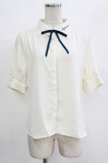 画像1: F i.n.t / リボンタイ付きロゴ刺繍衿長袖ブラウス F アイボリー/グリーン H-26-10-13-1039-CA-BL-YZ-ZH (1)