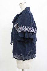 画像2: axes femme / レース風刺繍入フリルブラウス Free ネイビー H-26-10-15-027-AX-BL-SZ-ZH (2)