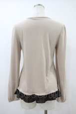 画像2: axes femme / カメオ付きフリルプルオーバー M ベージュ/ブラウン H-26-10-30-1050-AX-TO-NS-ZH (2)